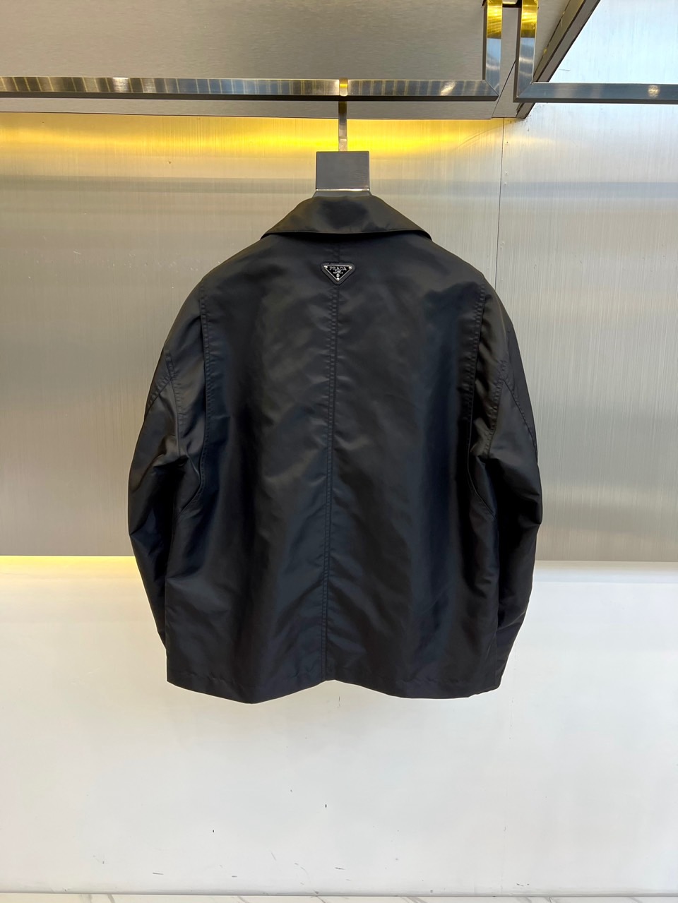 Prad普拉、2025FW 男士翻领夹克外套 ，这种就是设计师屡试不爽的版型，上身很飒，客供定制面料，春
