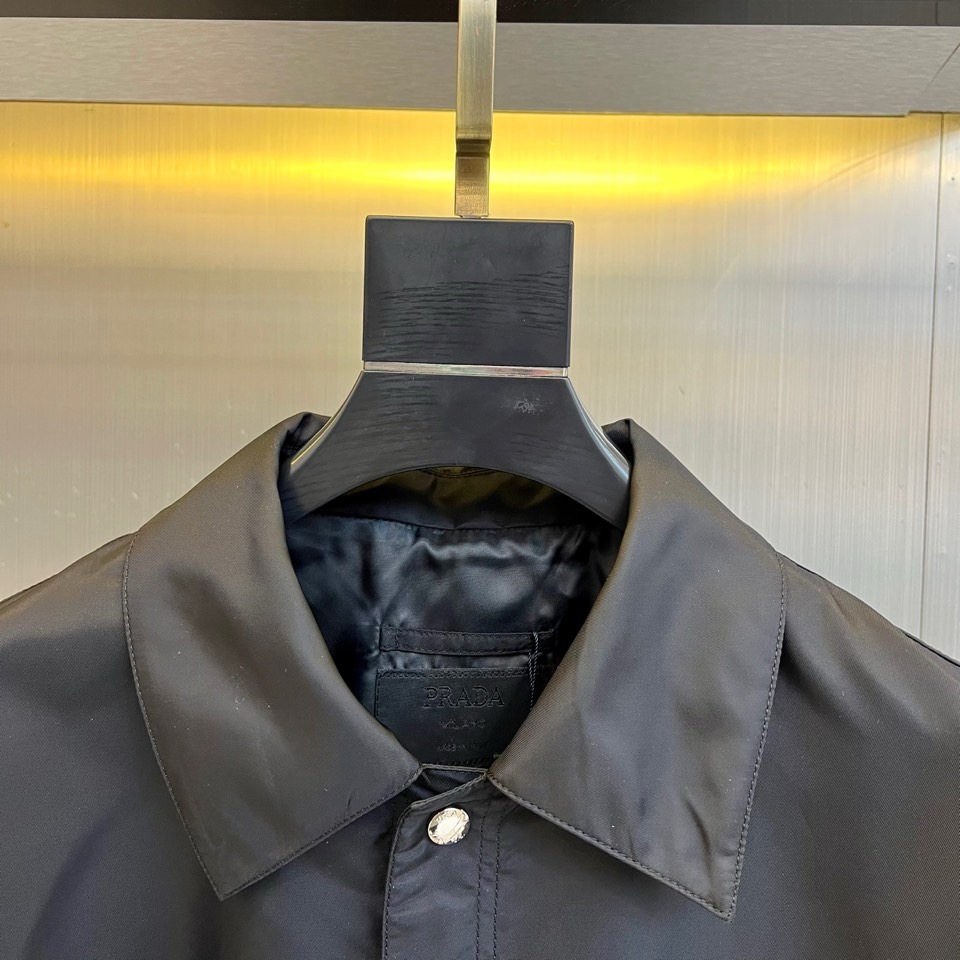 Prad普拉、2025FW 男士翻领夹克外套 ，这种就是设计师屡试不爽的版型，上身很飒，客供定制面料，春
