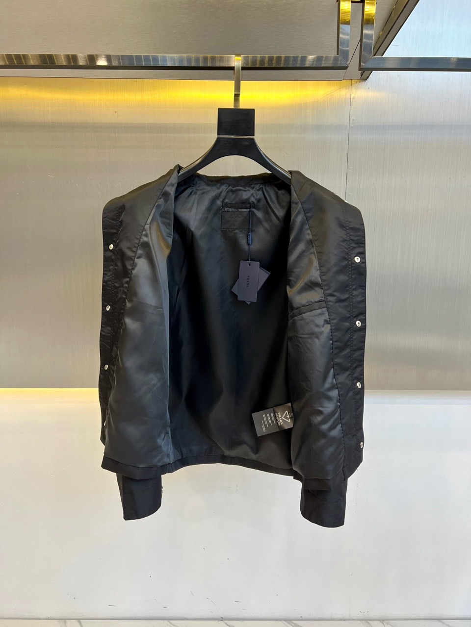 Prad普拉、2025FW 男士翻领夹克外套 ，这种就是设计师屡试不爽的版型，上身很飒，客供定制面料，春