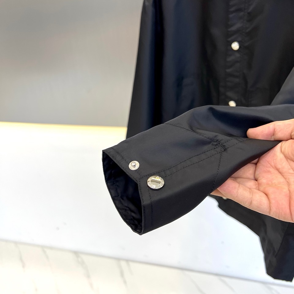 Prad普拉、2025FW 男士翻领夹克外套 ，这种就是设计师屡试不爽的版型，上身很飒，客供定制面料，春