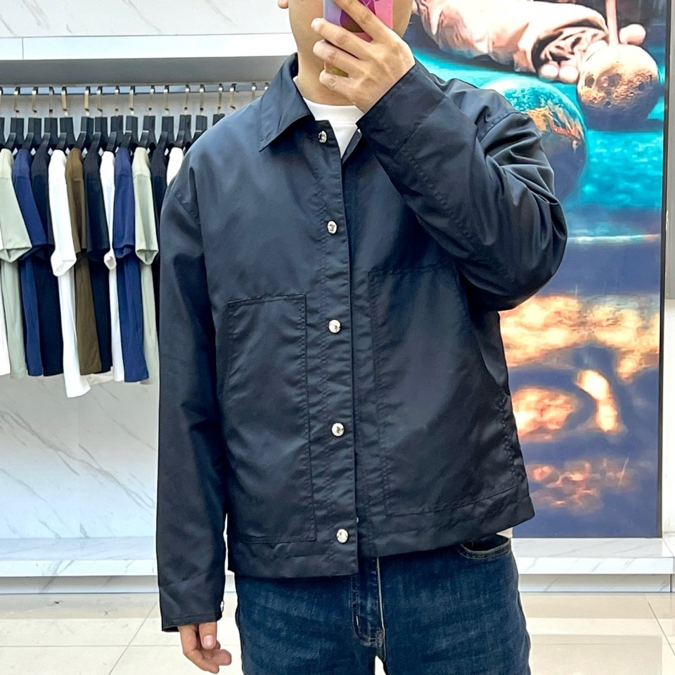 Prad普拉、2025FW 男士翻领夹克外套 ，这种就是设计师屡试不爽的版型，上身很飒，客供定制面料，春