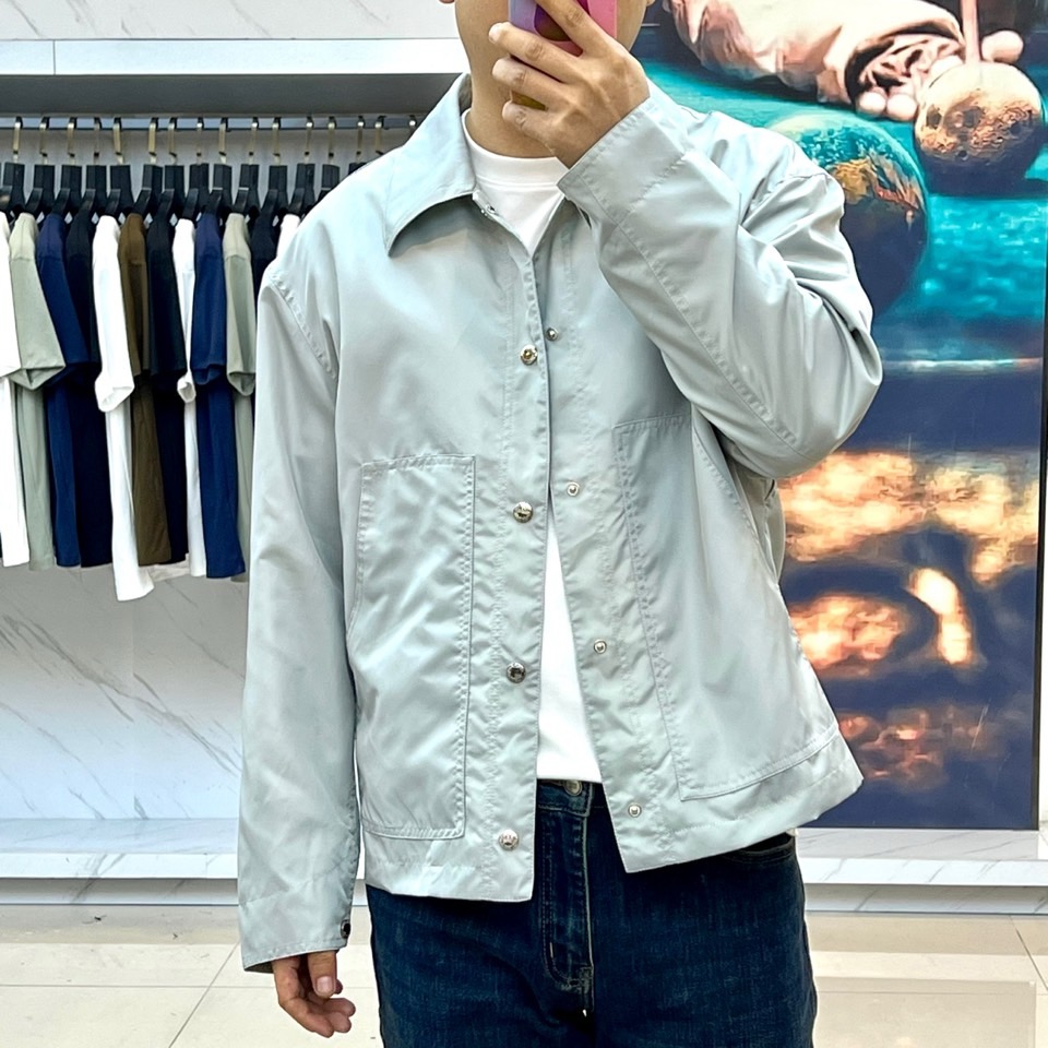 Prad普拉、2025FW 男士翻领夹克外套 ，这种就是设计师屡试不爽的版型，上身很飒，客供定制面料，春