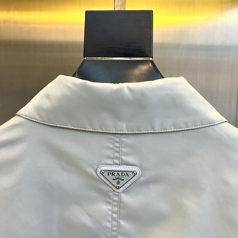 Prad普拉、2025FW 男士翻领夹克外套 ，这种就是设计师屡试不爽的版型，上身很飒，客供定制面料，春