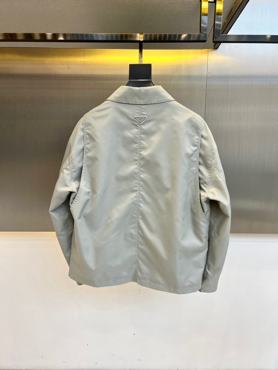 Prad普拉、2025FW 男士翻领夹克外套 ，这种就是设计师屡试不爽的版型，上身很飒，客供定制面料，春
