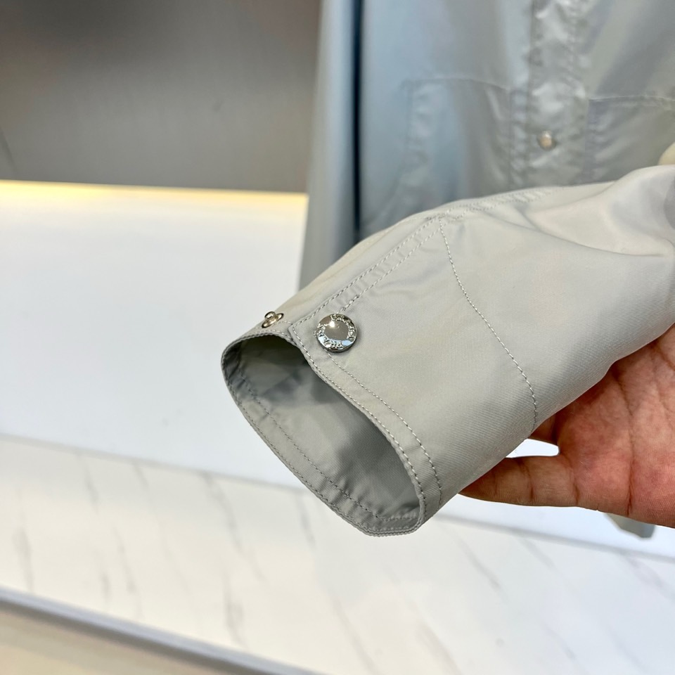 Prad普拉、2025FW 男士翻领夹克外套 ，这种就是设计师屡试不爽的版型，上身很飒，客供定制面料，春