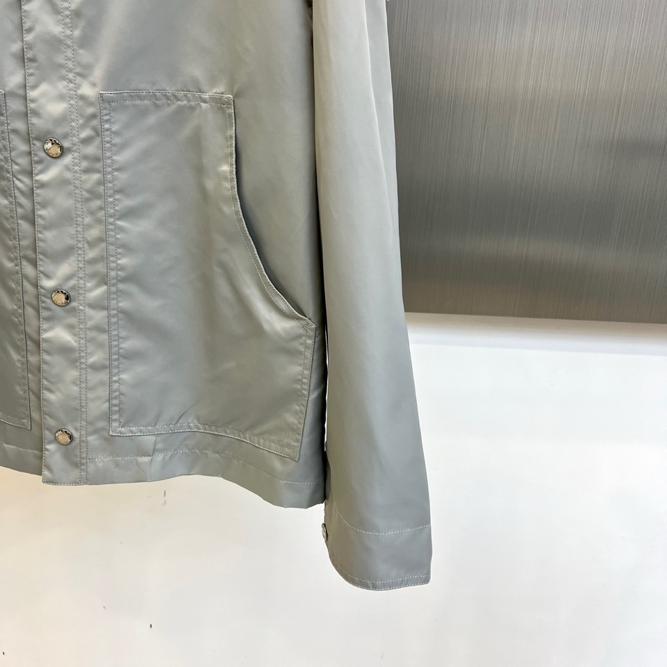 Prad普拉、2025FW 男士翻领夹克外套 ，这种就是设计师屡试不爽的版型，上身很飒，客供定制面料，春