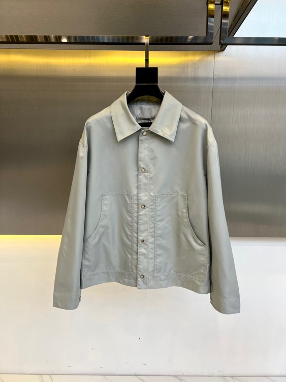 Prad普拉、2025FW 男士翻领夹克外套 ，这种就是设计师屡试不爽的版型，上身很飒，客供定制面料，春