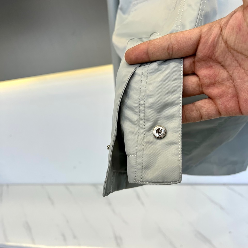 Prad普拉、2025FW 男士翻领夹克外套 ，这种就是设计师屡试不爽的版型，上身很飒，客供定制面料，春