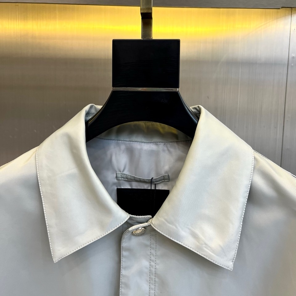 Prad普拉、2025FW 男士翻领夹克外套 ，这种就是设计师屡试不爽的版型，上身很飒，客供定制面料，春