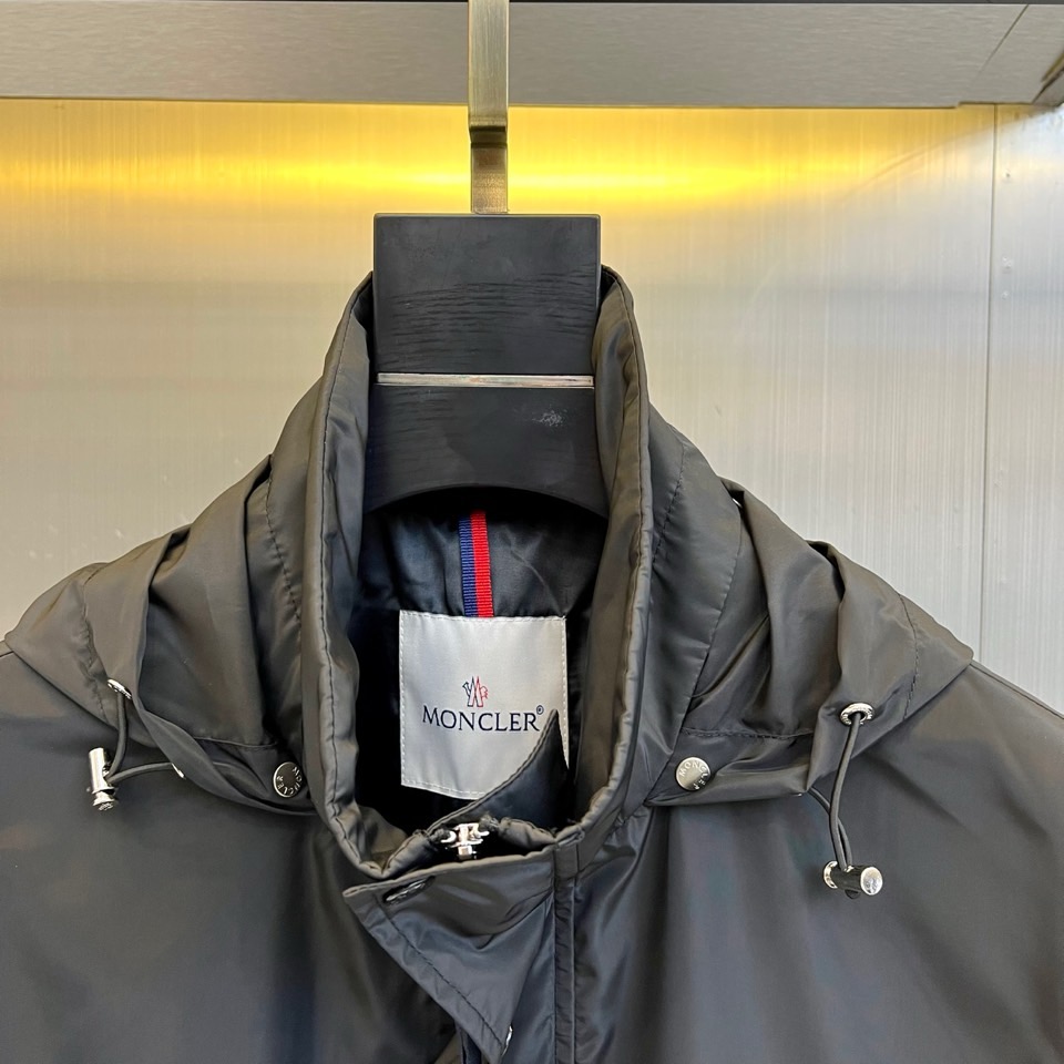 Mon蒙口、2025新款连帽款夹克外套。采用进口环保面料，防撕裂性能效果尤为明显！夹克版型简约大气，轻便