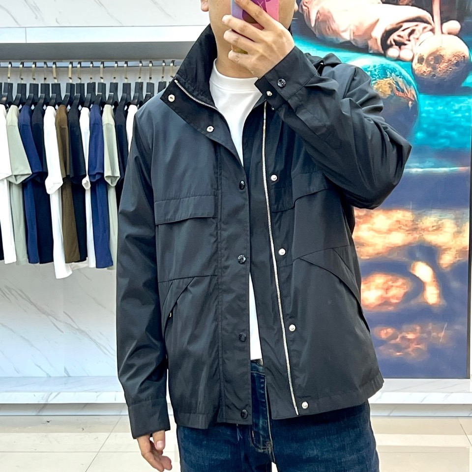 Mon蒙口、2025新款连帽款夹克外套。采用进口环保面料，防撕裂性能效果尤为明显！夹克版型简约大气，轻便