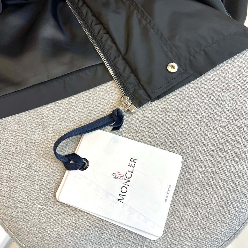 Mon蒙口、2025新款连帽款夹克外套。采用进口环保面料，防撕裂性能效果尤为明显！夹克版型简约大气，轻便