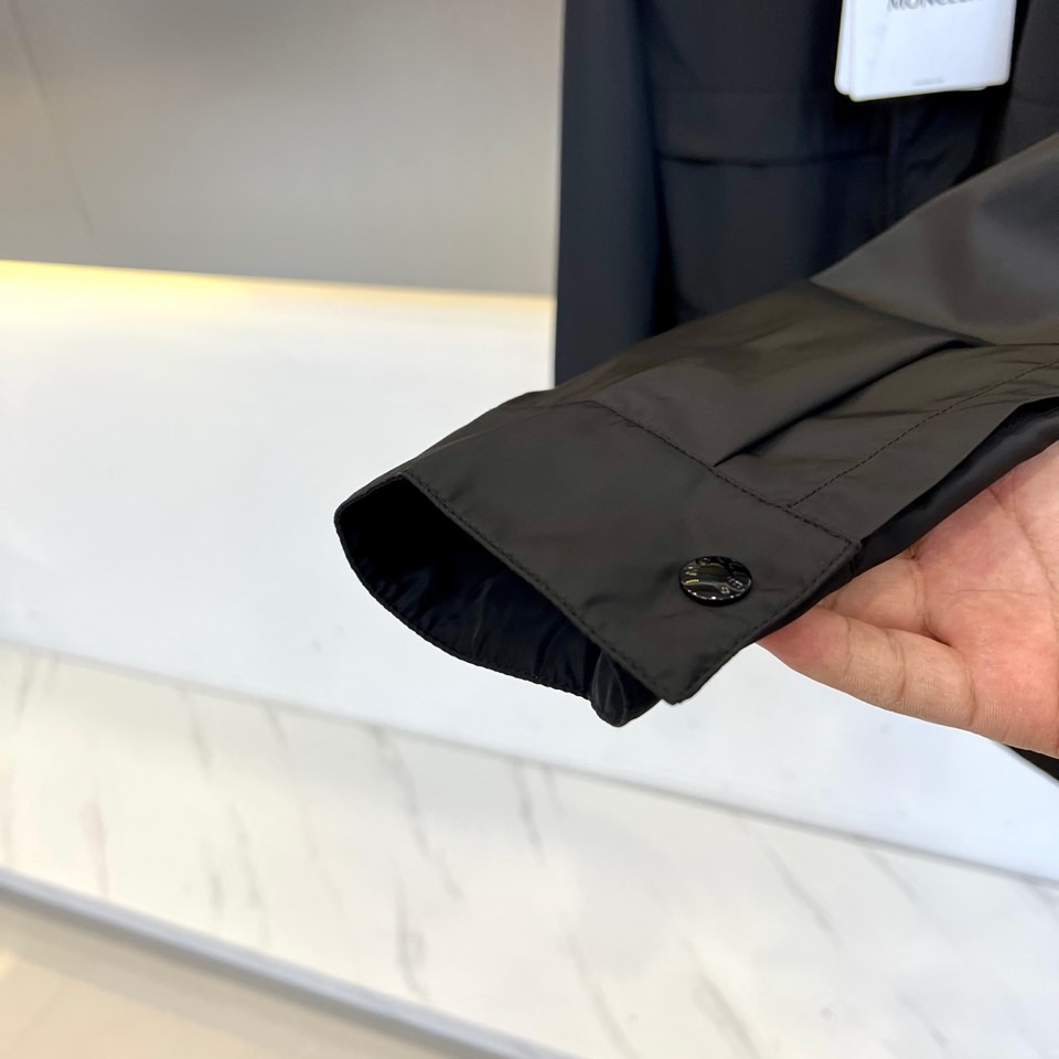 Mon蒙口、2025新款连帽款夹克外套。采用进口环保面料，防撕裂性能效果尤为明显！夹克版型简约大气，轻便