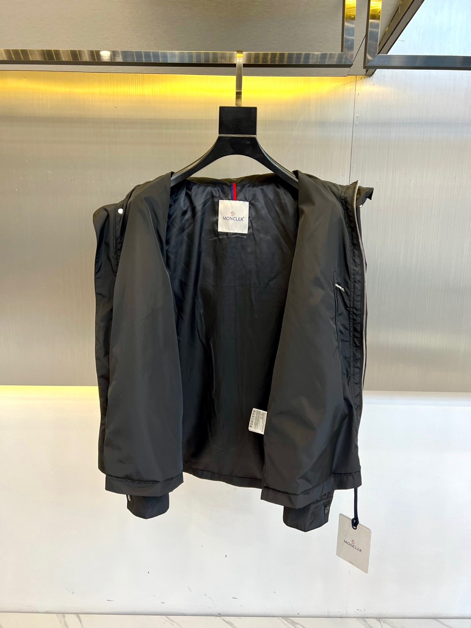 Mon蒙口、2025新款连帽款夹克外套。采用进口环保面料，防撕裂性能效果尤为明显！夹克版型简约大气，轻便