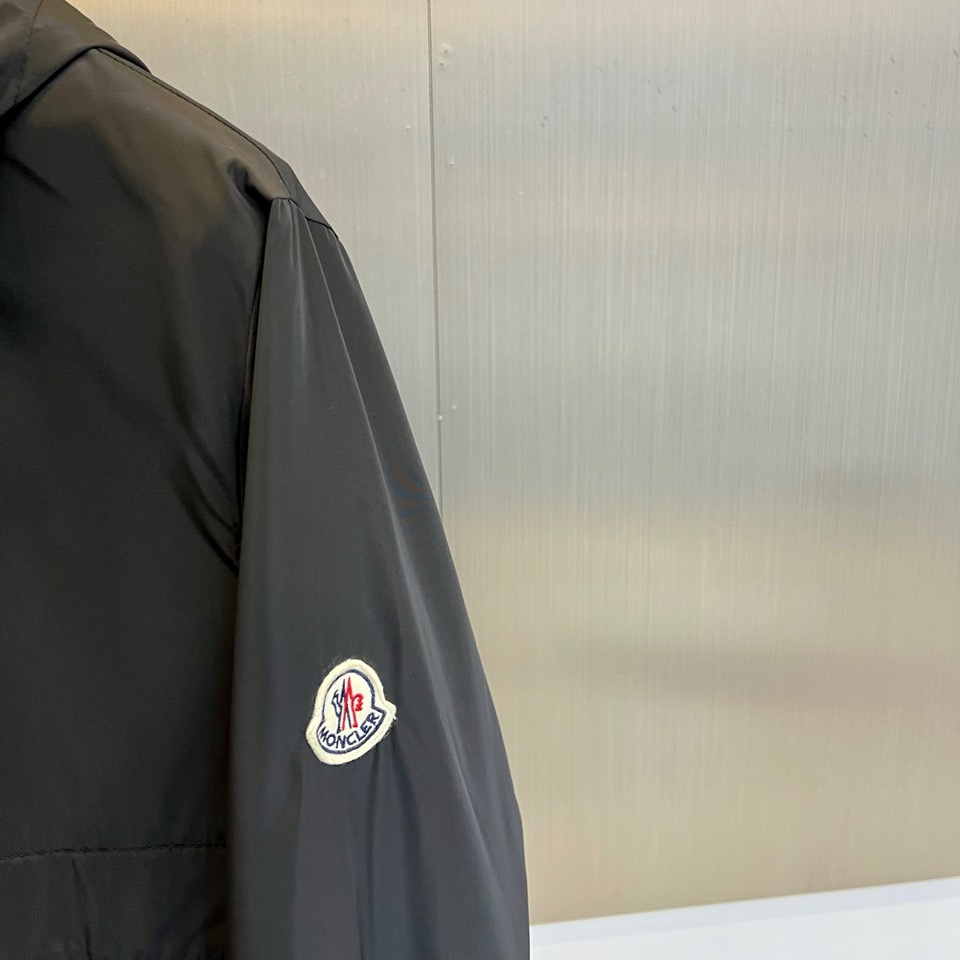 Mon蒙口、2025新款连帽款夹克外套。采用进口环保面料，防撕裂性能效果尤为明显！夹克版型简约大气，轻便