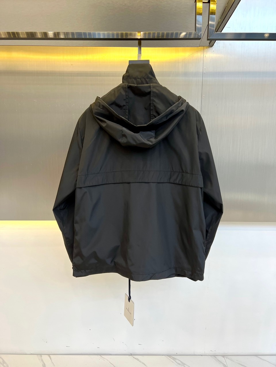 Mon蒙口、2025新款连帽款夹克外套。采用进口环保面料，防撕裂性能效果尤为明显！夹克版型简约大气，轻便