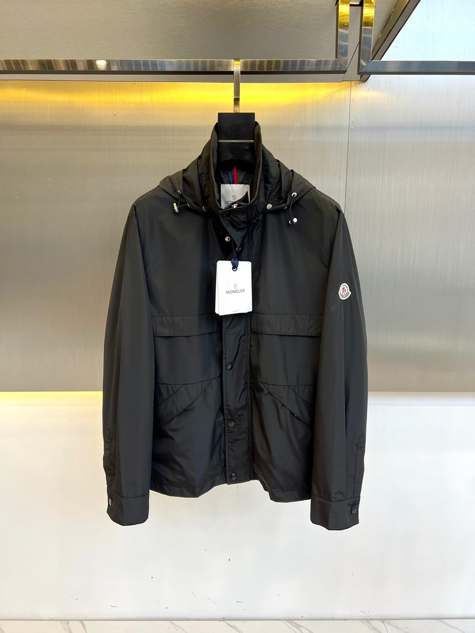 Mon蒙口、2025新款连帽款夹克外套。采用进口环保面料，防撕裂性能效果尤为明显！夹克版型简约大气，轻便