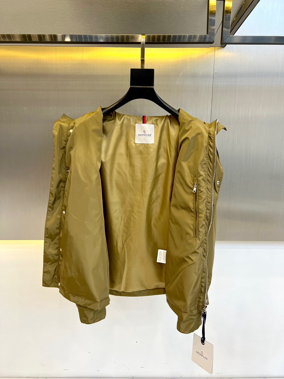 Mon蒙口、2025新款连帽款夹克外套。采用进口环保面料，防撕裂性能效果尤为明显！夹克版型简约大气，轻便