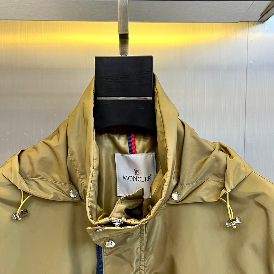 Mon蒙口、2025新款连帽款夹克外套。采用进口环保面料，防撕裂性能效果尤为明显！夹克版型简约大气，轻便