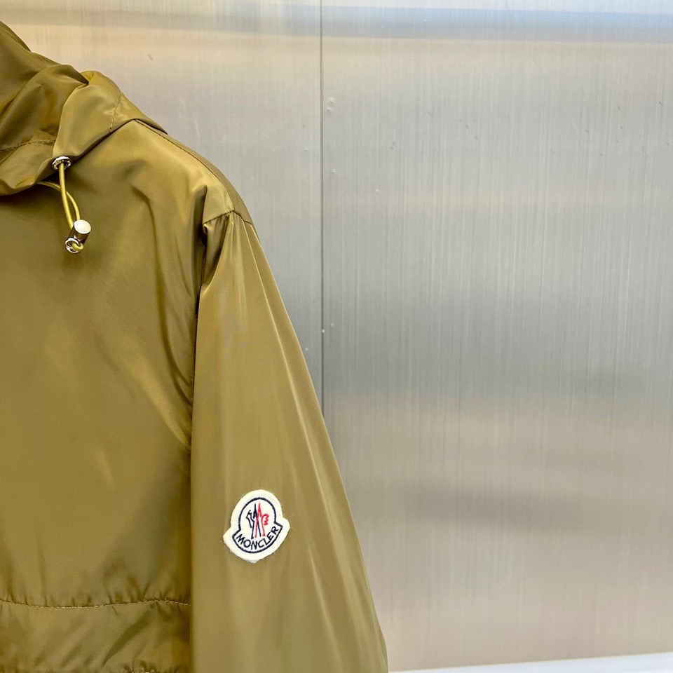 Mon蒙口、2025新款连帽款夹克外套。采用进口环保面料，防撕裂性能效果尤为明显！夹克版型简约大气，轻便