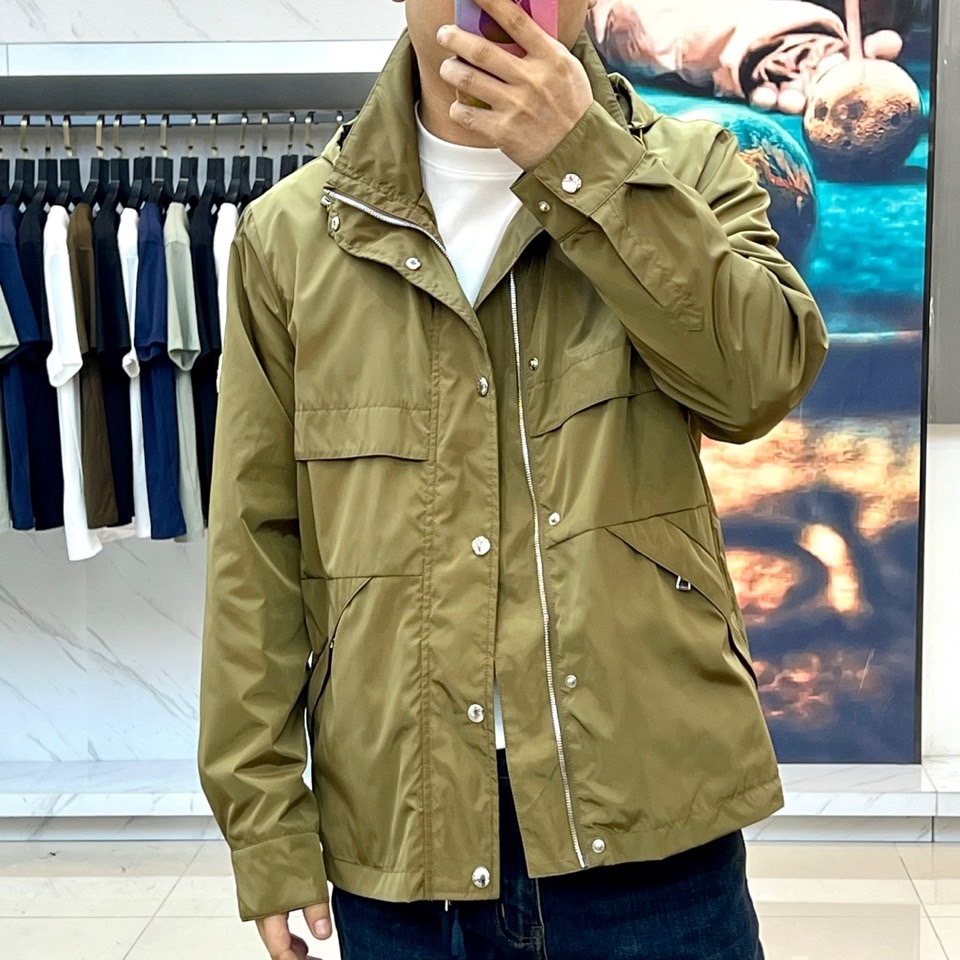 Mon蒙口、2025新款连帽款夹克外套。采用进口环保面料，防撕裂性能效果尤为明显！夹克版型简约大气，轻便