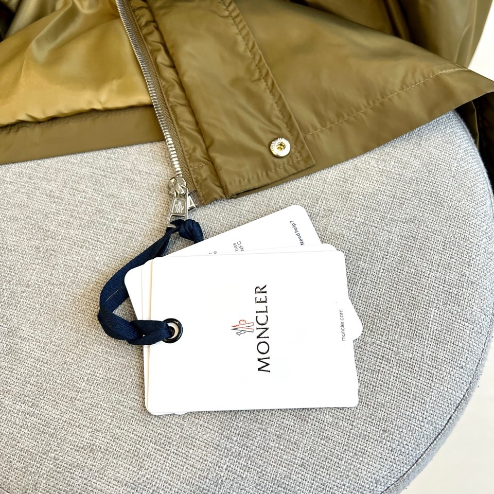 Mon蒙口、2025新款连帽款夹克外套。采用进口环保面料，防撕裂性能效果尤为明显！夹克版型简约大气，轻便