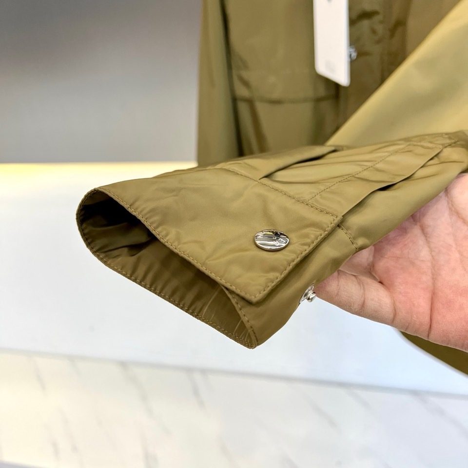 Mon蒙口、2025新款连帽款夹克外套。采用进口环保面料，防撕裂性能效果尤为明显！夹克版型简约大气，轻便