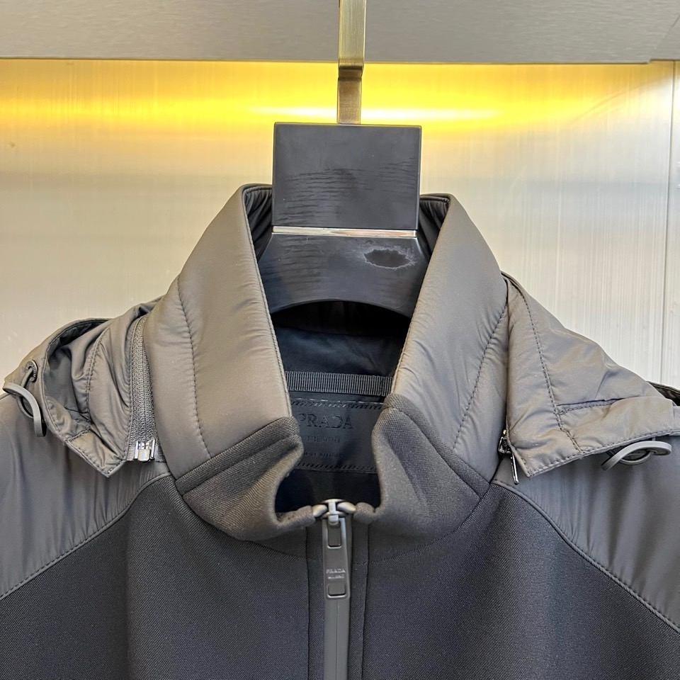 Prad普拉、25s秋冬系列极简机能夹克外套。精选柔润卡其面料，如初秋麦田般温暖自然。深浅拼接剪裁在肩袖