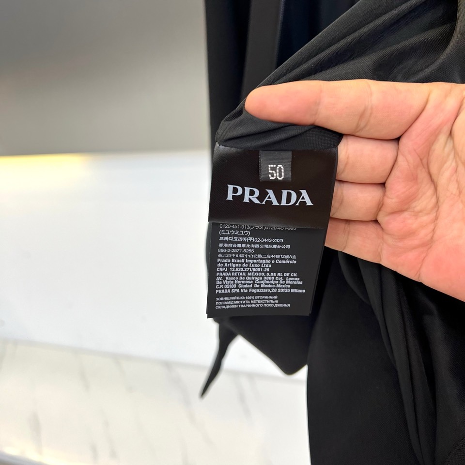 Prad普拉、25s秋冬系列极简机能夹克外套。精选柔润卡其面料，如初秋麦田般温暖自然。深浅拼接剪裁在肩袖