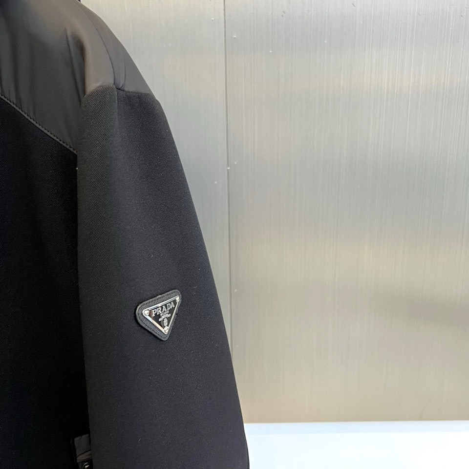 Prad普拉、25s秋冬系列极简机能夹克外套。精选柔润卡其面料，如初秋麦田般温暖自然。深浅拼接剪裁在肩袖