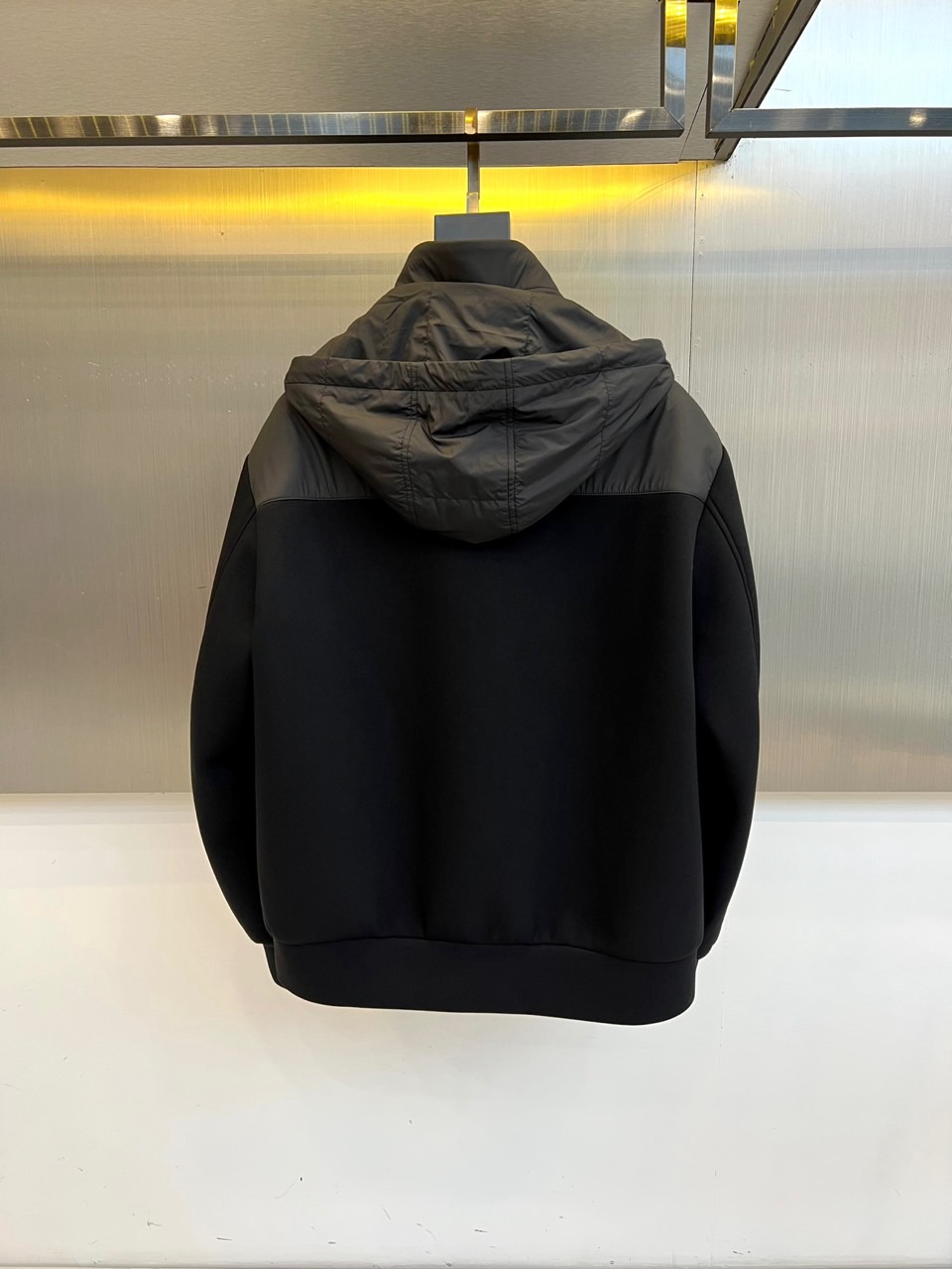 Prad普拉、25s秋冬系列极简机能夹克外套。精选柔润卡其面料，如初秋麦田般温暖自然。深浅拼接剪裁在肩袖