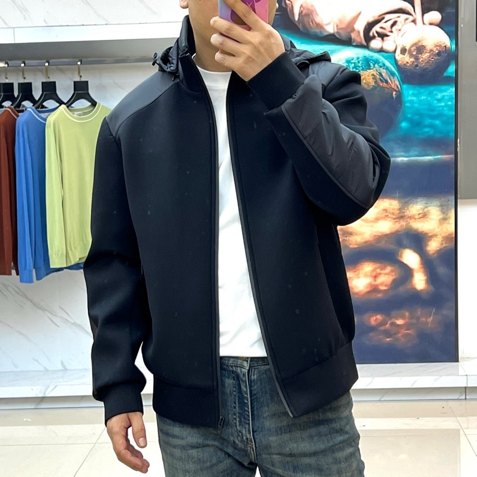 Prad普拉、25s秋冬系列极简机能夹克外套。精选柔润卡其面料，如初秋麦田般温暖自然。深浅拼接剪裁在肩袖