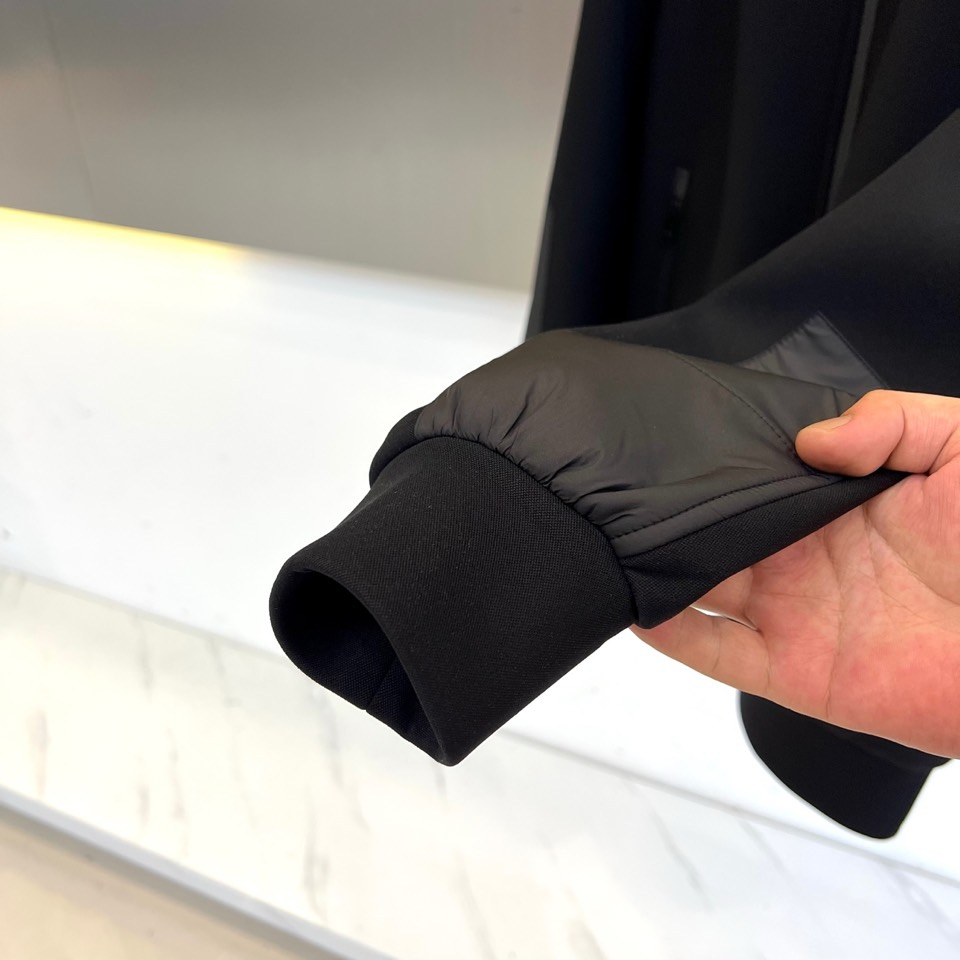 Prad普拉、25s秋冬系列极简机能夹克外套。精选柔润卡其面料，如初秋麦田般温暖自然。深浅拼接剪裁在肩袖