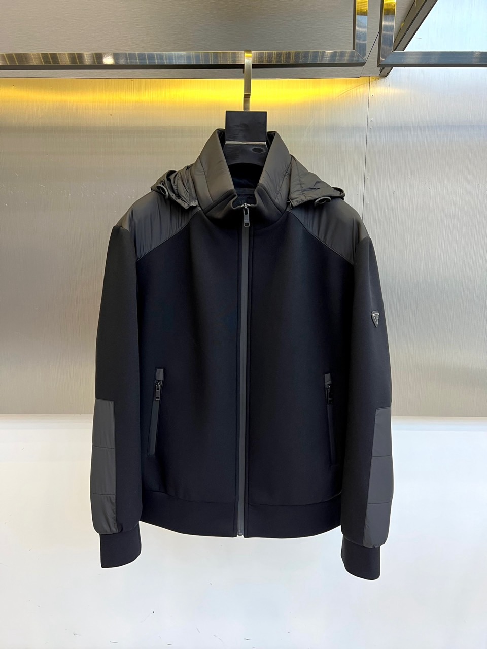 Prad普拉、25s秋冬系列极简机能夹克外套。精选柔润卡其面料，如初秋麦田般温暖自然。深浅拼接剪裁在肩袖