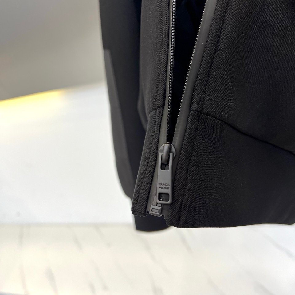 Prad普拉、25s秋冬系列极简机能夹克外套。精选柔润卡其面料，如初秋麦田般温暖自然。深浅拼接剪裁在肩袖