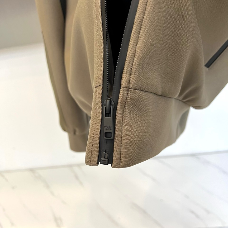 Prad普拉、25s秋冬系列极简机能夹克外套。精选柔润卡其面料，如初秋麦田般温暖自然。深浅拼接剪裁在肩袖
