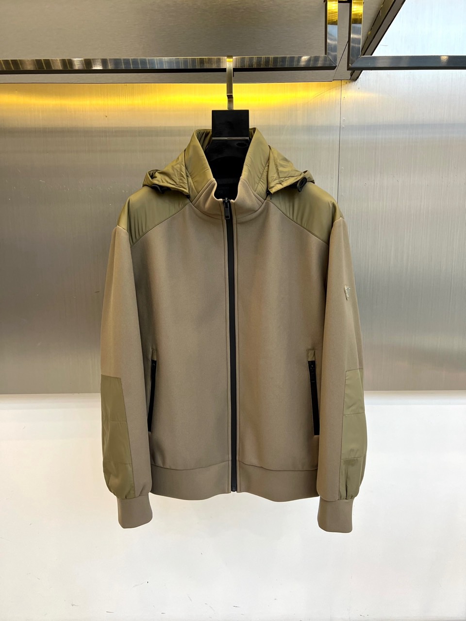 Prad普拉、25s秋冬系列极简机能夹克外套。精选柔润卡其面料，如初秋麦田般温暖自然。深浅拼接剪裁在肩袖