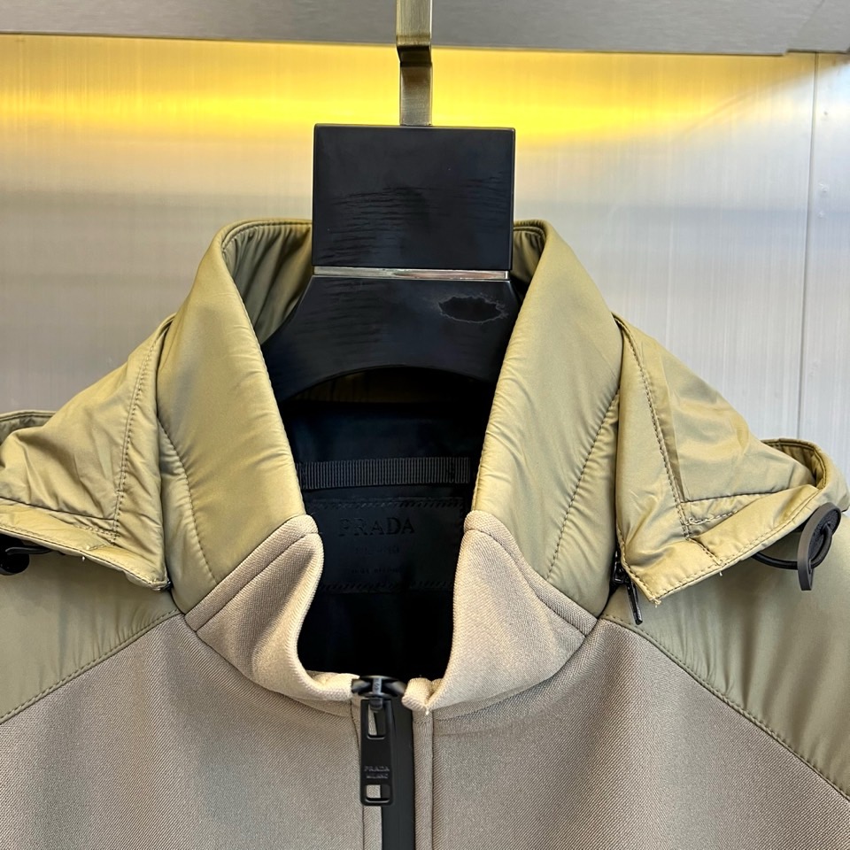 Prad普拉、25s秋冬系列极简机能夹克外套。精选柔润卡其面料，如初秋麦田般温暖自然。深浅拼接剪裁在肩袖