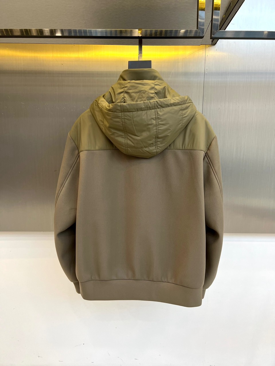 Prad普拉、25s秋冬系列极简机能夹克外套。精选柔润卡其面料，如初秋麦田般温暖自然。深浅拼接剪裁在肩袖