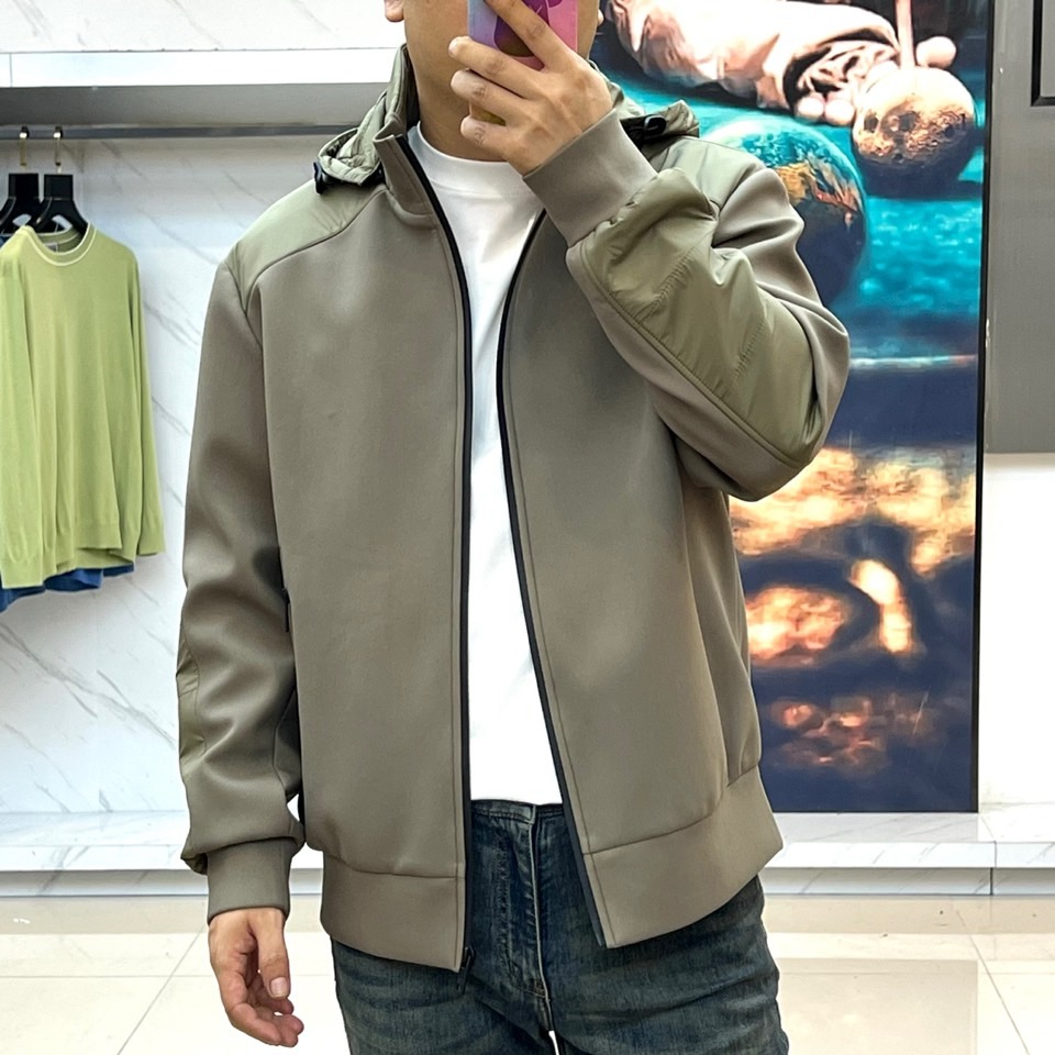 Prad普拉、25s秋冬系列极简机能夹克外套。精选柔润卡其面料，如初秋麦田般温暖自然。深浅拼接剪裁在肩袖