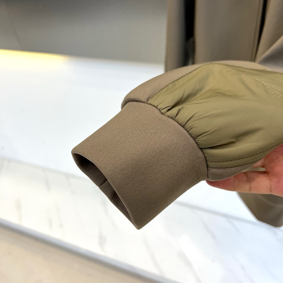 Prad普拉、25s秋冬系列极简机能夹克外套。精选柔润卡其面料，如初秋麦田般温暖自然。深浅拼接剪裁在肩袖