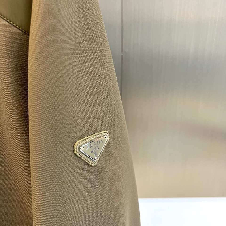 Prad普拉、25s秋冬系列极简机能夹克外套。精选柔润卡其面料，如初秋麦田般温暖自然。深浅拼接剪裁在肩袖