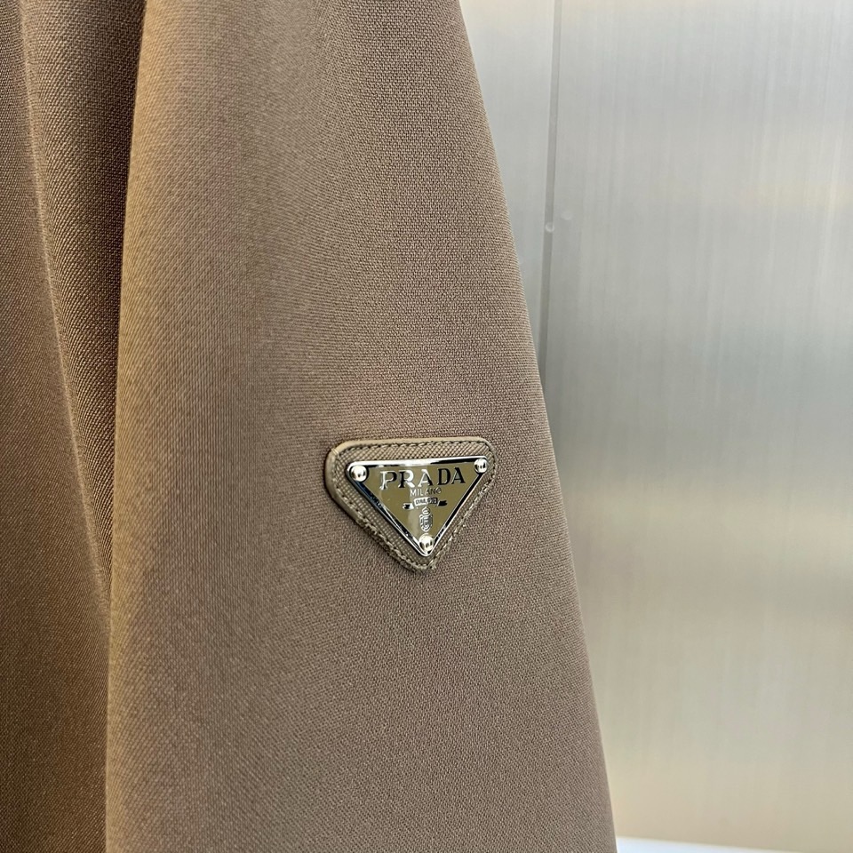 Prad普拉、25s秋冬系列极简机能夹克外套。精选柔润卡其面料，如初秋麦田般温暖自然。深浅拼接剪裁在肩袖