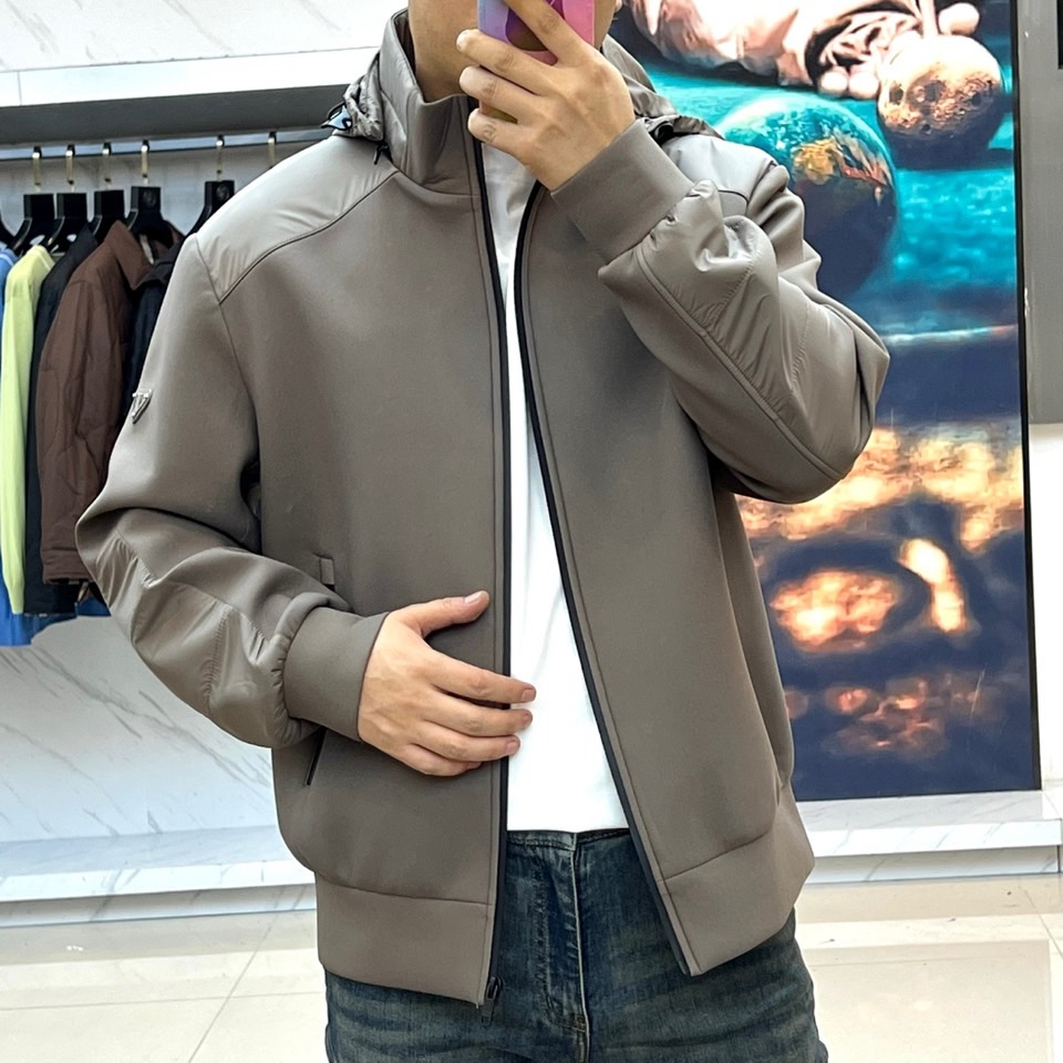 Prad普拉、25s秋冬系列极简机能夹克外套。精选柔润卡其面料，如初秋麦田般温暖自然。深浅拼接剪裁在肩袖