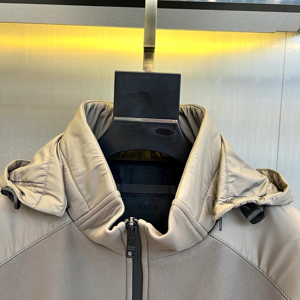 Prad普拉、25s秋冬系列极简机能夹克外套。精选柔润卡其面料，如初秋麦田般温暖自然。深浅拼接剪裁在肩袖