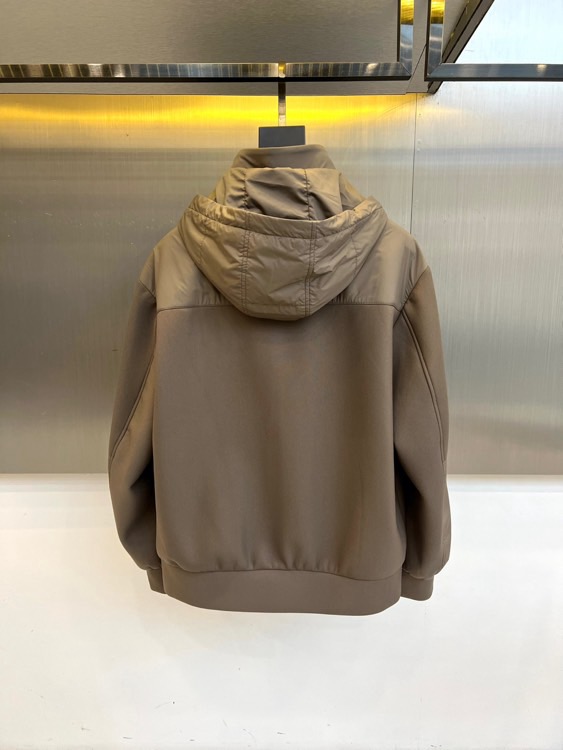 Prad普拉、25s秋冬系列极简机能夹克外套。精选柔润卡其面料，如初秋麦田般温暖自然。深浅拼接剪裁在肩袖