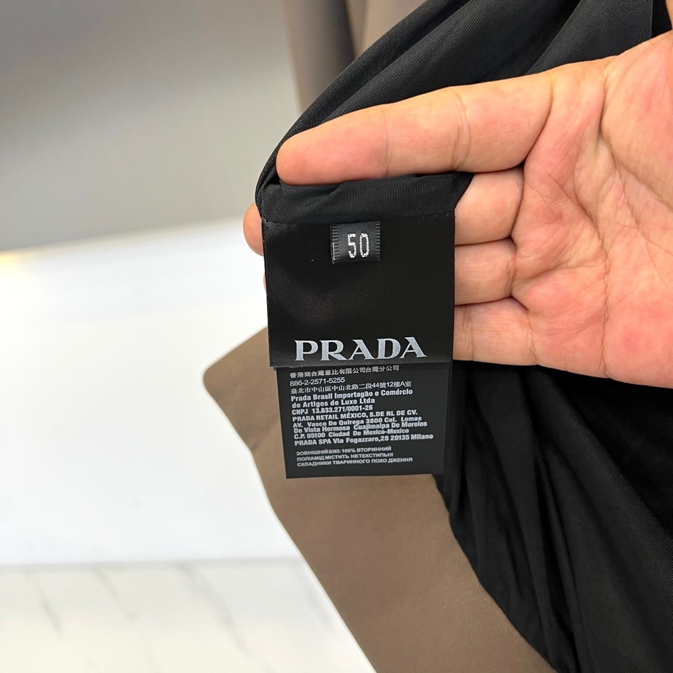 Prad普拉、25s秋冬系列极简机能夹克外套。精选柔润卡其面料，如初秋麦田般温暖自然。深浅拼接剪裁在肩袖