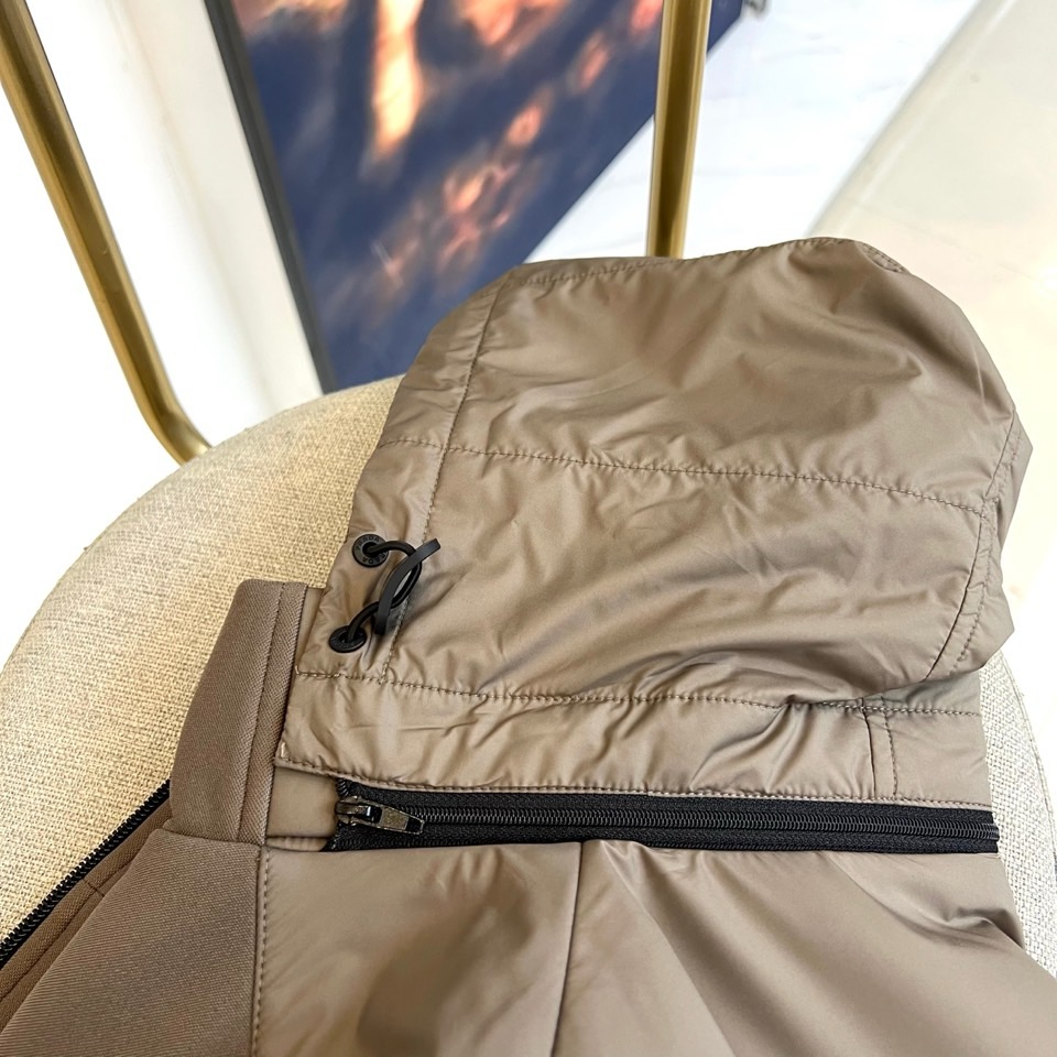 Prad普拉、25s秋冬系列极简机能夹克外套。精选柔润卡其面料，如初秋麦田般温暖自然。深浅拼接剪裁在肩袖