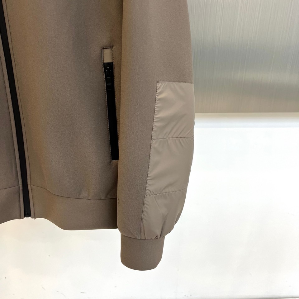 Prad普拉、25s秋冬系列极简机能夹克外套。精选柔润卡其面料，如初秋麦田般温暖自然。深浅拼接剪裁在肩袖