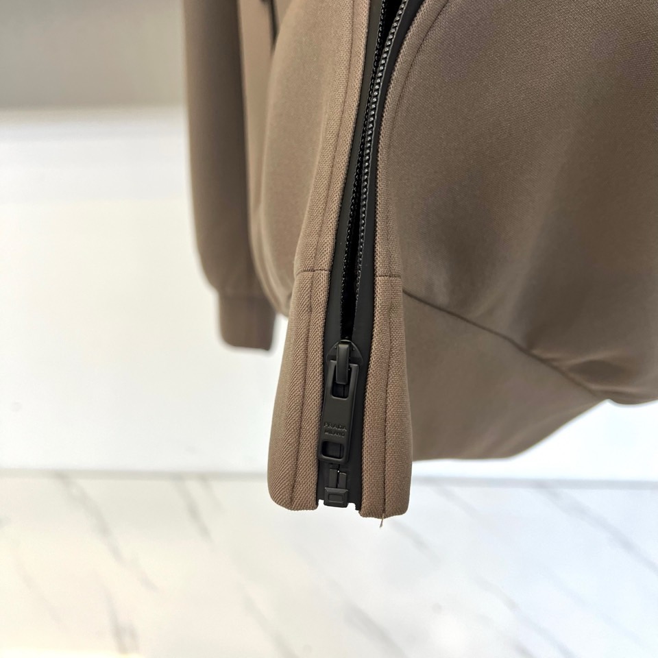 Prad普拉、25s秋冬系列极简机能夹克外套。精选柔润卡其面料，如初秋麦田般温暖自然。深浅拼接剪裁在肩袖